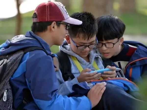 包含新闻关于学生带手机的词条-第1张图片-太平洋在线下载